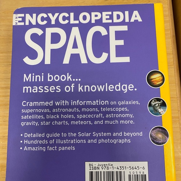 Space: Mini Encyclopedia by Miles Kelly - Picture 3 of 7